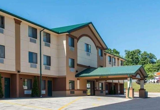 Quality Inn exterior pictured on the Business Bowl XI preview page